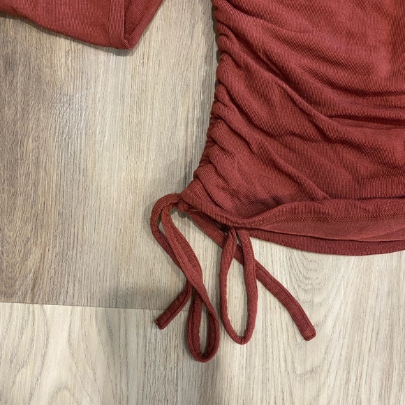 Long sleeve shirt with adjustable tie sides! - Picture 5 of 6